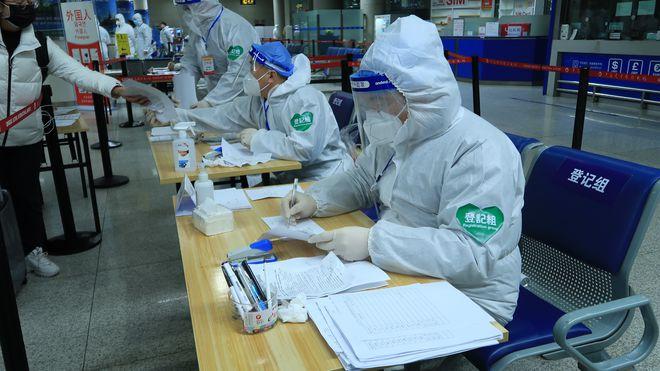 国际机场国际抵达大厅,一排排"战时"防疫工位有序排列,登记,分流,翻译