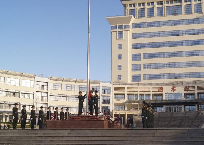 翻译学院组织参加升国旗仪式-山东大学(威海)翻译学院