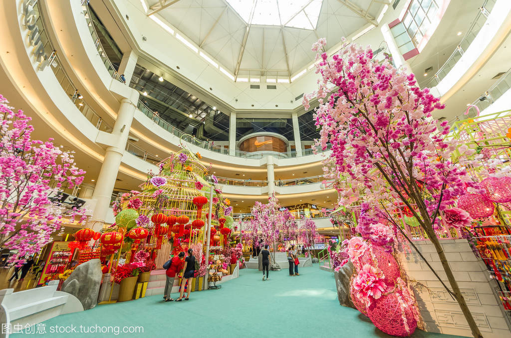 吉隆坡, 马来西亚-2月 232018: 中国新年装饰在谷中 Megamall。人们可以看到周围的探索和购物